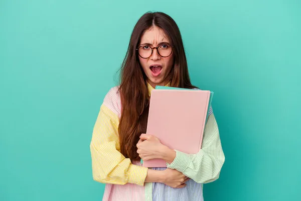 Joven Estudiante Caucásico Mujer Aislado Azul Fondo Gritando Muy Enojado — Foto de Stock