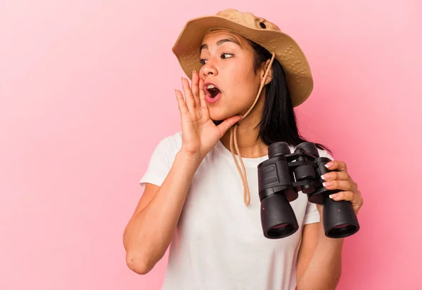 Junge Mischlingshündin Mit Fernglas Auf Rosa Hintergrund Sagt Eine Geheime — Stockfoto