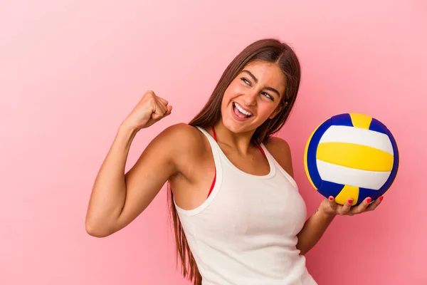 Jovem Caucasiana Segurando Uma Bola Voleibol Isolada Fundo Rosa Levantando — Fotografia de Stock