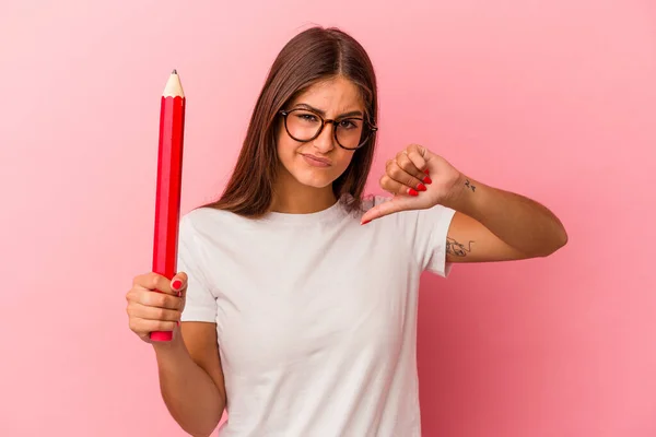 Pembe Arka Planda Büyük Bir Kalem Tutan Beyaz Bir Kadın — Stok fotoğraf