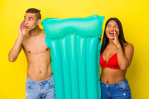 Jovem Casal Latino Segurando Colchão Isolado Fundo Amarelo Gritando Segurando — Fotografia de Stock