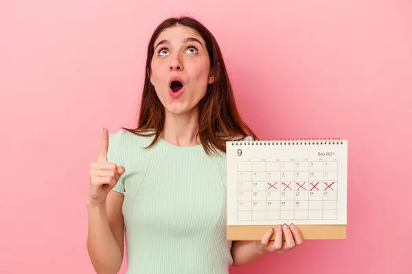 Giovane Donna Caucasica Con Calendario Isolato Sfondo Rosa Che Punta — Foto Stock