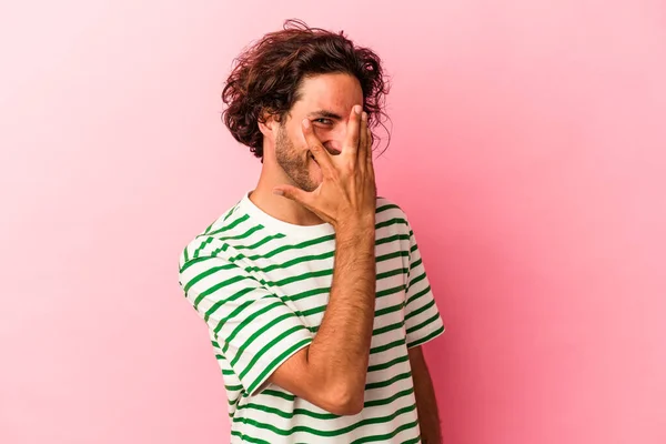 Young Caucasian Man Isolated Pink Bakcground Blink Camera Fingers Embarrassed — Stock Photo, Image