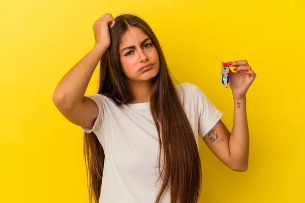 Jeune Femme Caucasienne Tenant Une Maison Clés Isolées Sur Fond — Photo