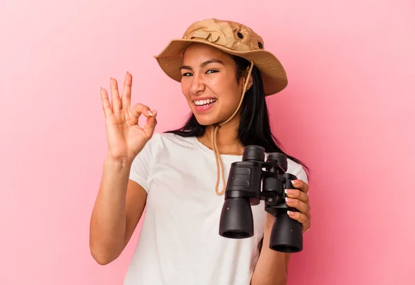 Joven Mujer Exploradora Raza Mixta Sosteniendo Prismáticos Aislados Sobre Fondo —  Fotos de Stock