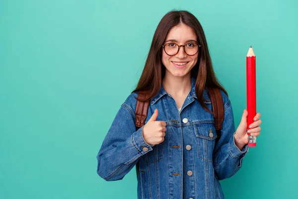 Ung Student Kaukasiska Kvinna Håller Stor Penna Isolerad Blå Bakgrund — Stockfoto