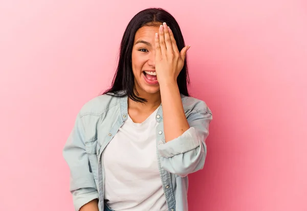 Young Venezuelan Woman Isolated Pink Background Having Fun Covering Half — Stock Photo, Image