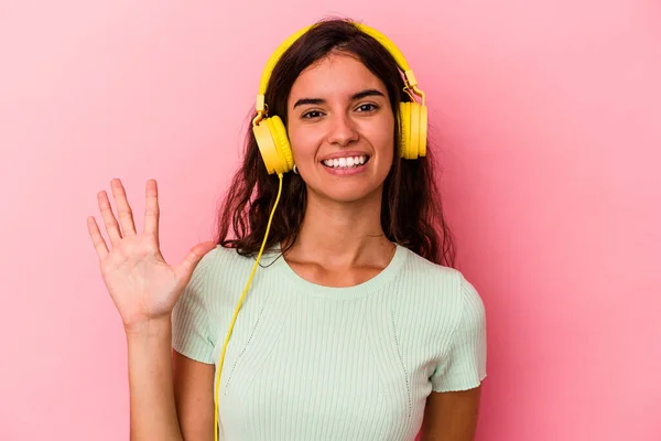 Νεαρή Καυκάσια Γυναίκα Ακούει Μουσική Απομονωμένη Ροζ Φόντο Χαμογελώντας Χαρούμενα — Φωτογραφία Αρχείου