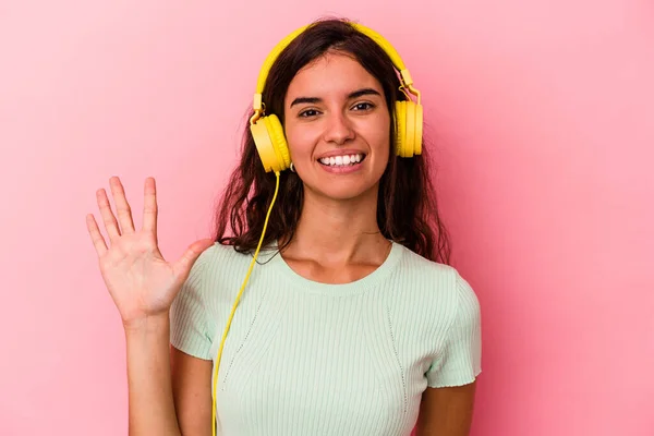 Jovem Caucasiana Ouvindo Música Isolada Fundo Rosa Sorrindo Alegre Mostrando — Fotografia de Stock