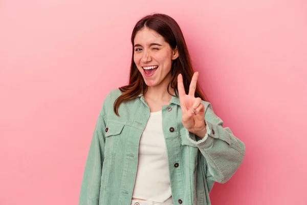 Mujer Joven Caucásica Aislada Sobre Fondo Rosa Mostrando Número Dos —  Fotos de Stock