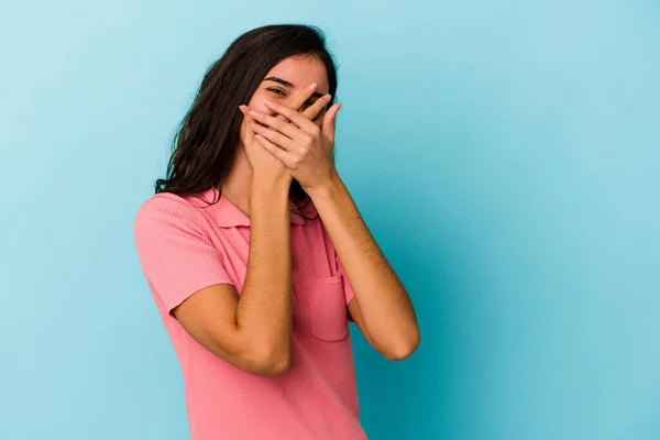 Junge Kaukasische Frau Auf Blauem Hintergrund Blinzelt Durch Die Finger — Stockfoto