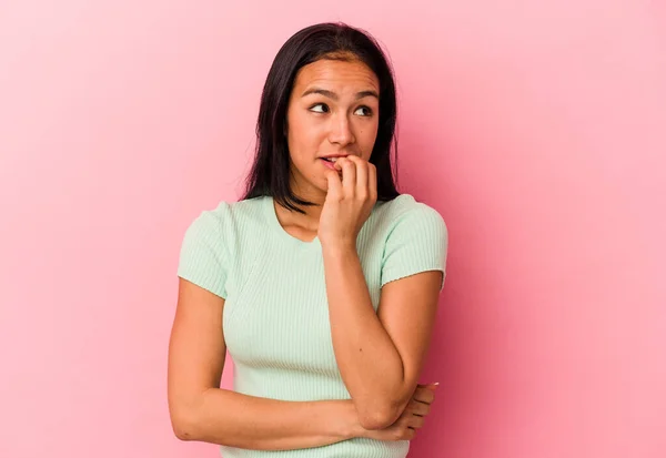 Joven Venezolana Aislada Sobre Fondo Rosa Mordiendo Uñas Nerviosa Muy — Foto de Stock