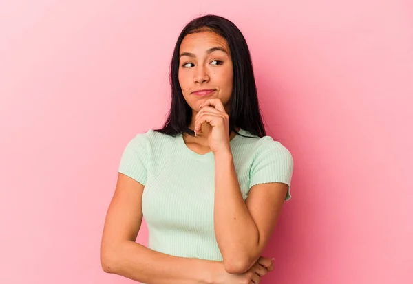 Mujer Venezolana Joven Aislada Sobre Fondo Rosa Relajada Pensando Algo — Foto de Stock