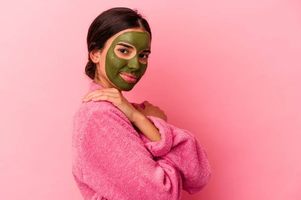 Wanita Muda Kaukasia Mengenakan Jubah Mandi Dan Masker Wajah Terisolasi — Stok Foto