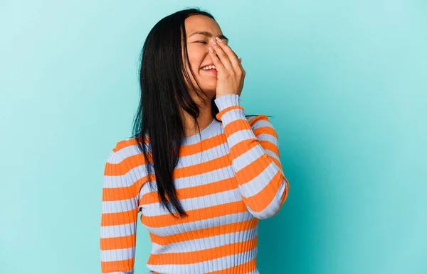 Jonge Venezolaanse Vrouw Geïsoleerd Blauwe Achtergrond Lachen Gelukkig Zorgeloos Natuurlijke — Stockfoto