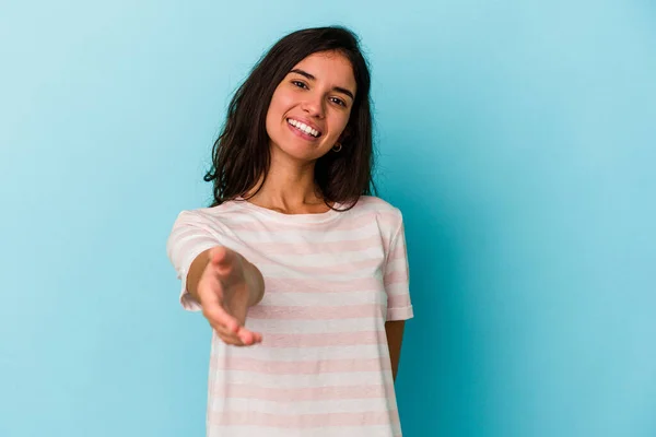 Joven Mujer Caucásica Aislada Sobre Fondo Azul Sonriendo Levantando Pulgar — Foto de Stock