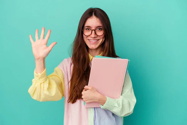 Joven Estudiante Caucásica Aislada Sobre Fondo Azul Sonriente Alegre Mostrando —  Fotos de Stock