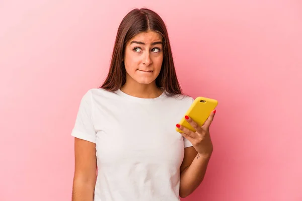 Młoda Kaukaska Kobieta Trzyma Telefon Komórkowy Odizolowany Różowym Tle Mylić — Zdjęcie stockowe