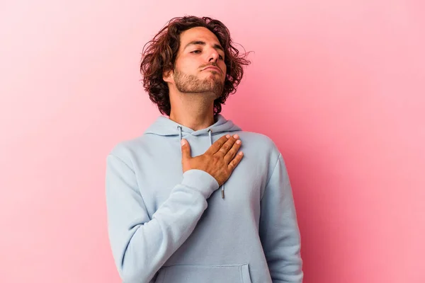 Junger Kaukasischer Mann Isoliert Auf Rosa Bakcground Der Einen Eid — Stockfoto