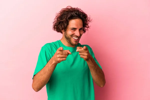 Jonge Blanke Man Geïsoleerd Roze Bakcground Wijzend Naar Voren Met — Stockfoto