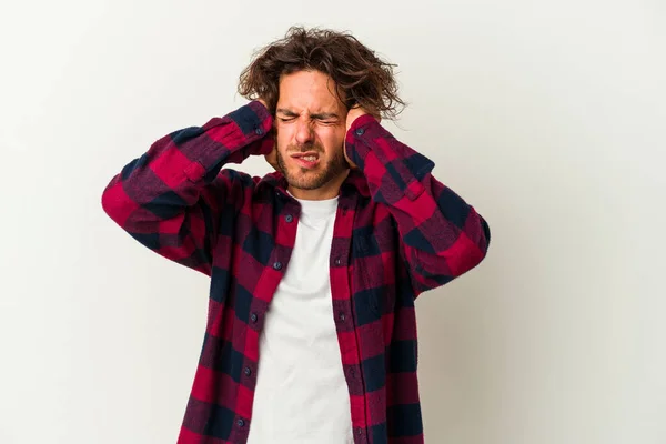 Giovane Uomo Caucasico Isolato Sfondo Bianco Che Copre Orecchie Con — Foto Stock