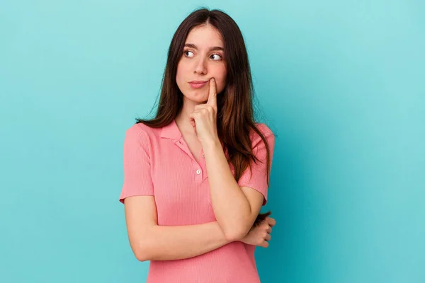 Mujer Caucásica Joven Aislada Sobre Fondo Azul Contemplando Planeando Una — Foto de Stock