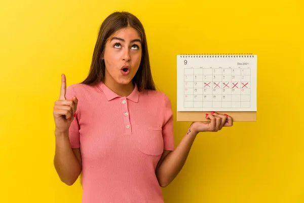 Giovane Donna Caucasica Con Calendario Isolato Sfondo Giallo Che Punta — Foto Stock