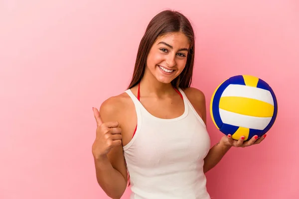 Jovem Caucasiana Segurando Uma Bola Vôlei Isolada Fundo Rosa Sorrindo — Fotografia de Stock