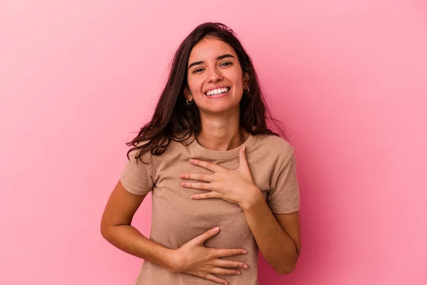 Jonge Blanke Vrouw Geïsoleerd Roze Achtergrond Lacht Gelukkig Heeft Plezier — Stockfoto