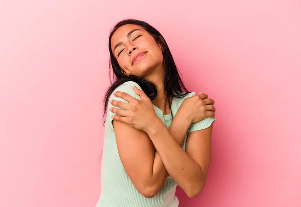 若いベネズエラの女性はピンクの背景の抱擁に隔離され 屈託のない笑顔と幸せ — ストック写真