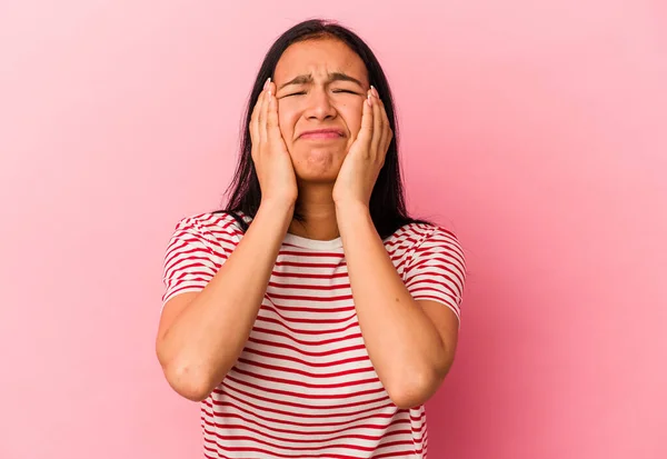 Joven Venezolana Aislada Sobre Fondo Rosa Lloriqueando Llorando Desconsoladamente —  Fotos de Stock