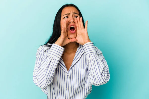 Joven Venezolana Aislada Sobre Fondo Azul Gritando Emocionada Frente —  Fotos de Stock