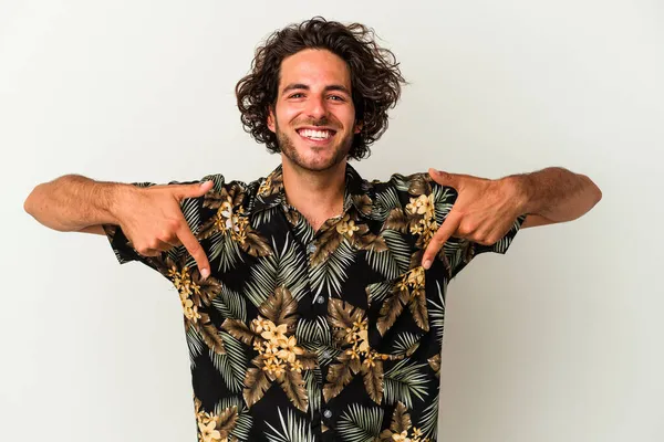 Beyaz arka planda izole edilmiş genç beyaz bir adam parmakları aşağıda, olumlu bir his var..