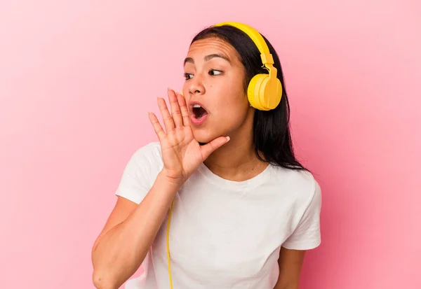 Giovane Donna Venezuelana Ascoltare Musica Isolata Sfondo Rosa Gridando Tenendo — Foto Stock