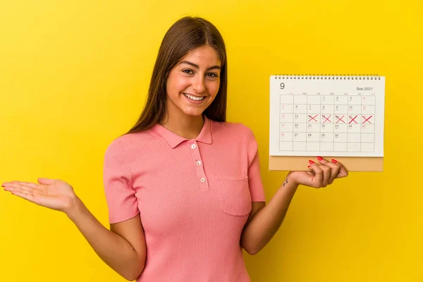 Giovane Donna Caucasica Che Tiene Calendario Isolato Sfondo Giallo Mostrando — Foto Stock