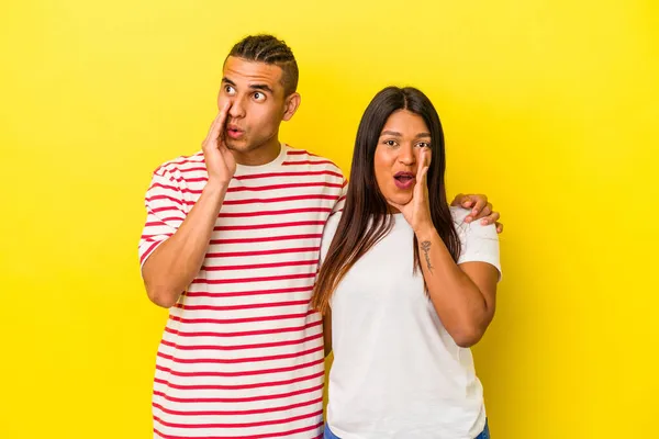 Jovem Casal Latino Isolado Fundo Amarelo Está Dizendo Segredo Quente — Fotografia de Stock