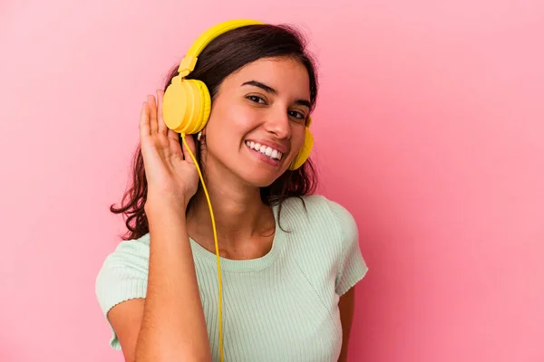 Jovem Caucasiana Ouvindo Música Isolada Fundo Rosa Tentando Ouvir Uma — Fotografia de Stock