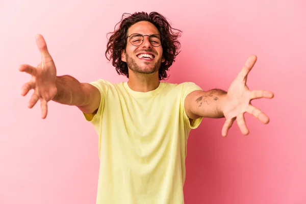 Jonge Blanke Man Geïsoleerd Roze Bakcground Voelt Vertrouwen Het Geven — Stockfoto