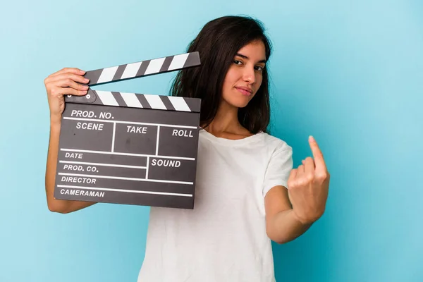 Mulher Caucasiana Jovem Segurando Painel Isolado Fundo Azul Apontando Com — Fotografia de Stock