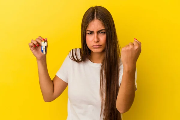 Mujer Caucásica Joven Sosteniendo Unas Llaves Casa Aisladas Sobre Fondo —  Fotos de Stock