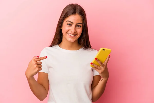 Νεαρή Καυκάσια Γυναίκα Που Κρατά Ένα Κινητό Τηλέφωνο Απομονωμένο Ροζ — Φωτογραφία Αρχείου