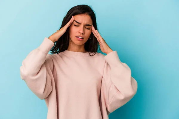 Jonge Blanke Vrouw Geïsoleerd Blauwe Achtergrond Met Een Hoofdpijn Aanraken — Stockfoto