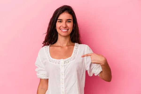 Mujer Joven Caucásica Aislada Sobre Fondo Rosa Persona Señalando Mano — Foto de Stock