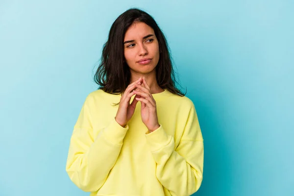 Jonge Blanke Vrouw Geïsoleerd Blauwe Achtergrond Make Plan Gedachten Het — Stockfoto