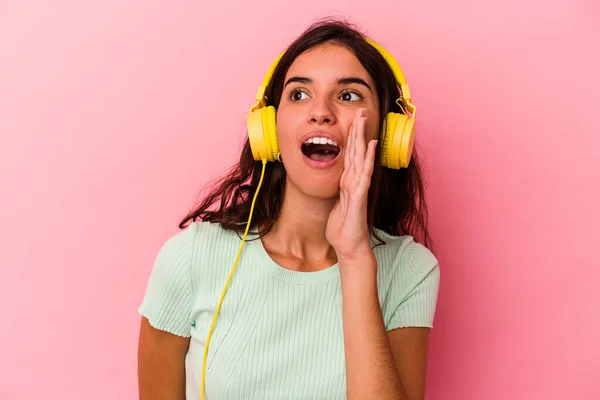 Jeune Femme Caucasienne Écoutant Musique Isolée Sur Fond Rose Criant — Photo