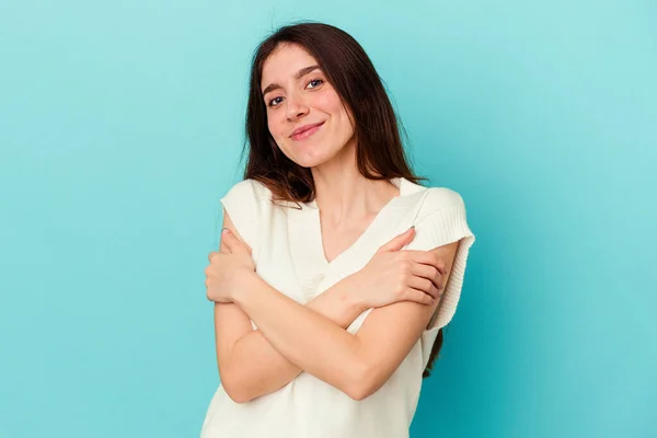 Mulher Caucasiana Jovem Isolado Abraços Fundo Azul Sorrindo Despreocupado Feliz — Fotografia de Stock