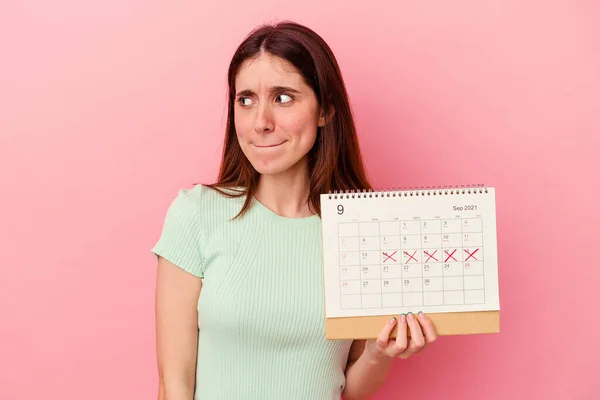 Giovane Donna Caucasica Che Tiene Calendario Isolato Sfondo Rosa Confuso — Foto Stock