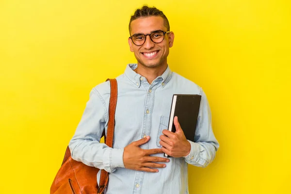 Joven Estudiante Venezolano Aislado Sobre Fondo Amarillo Riendo Divirtiéndose —  Fotos de Stock