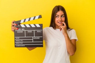 Beyaz arka planda izole edilmiş bir şekilde duran beyaz tenli genç kadın bir şeyin fotokopi odasına baktığını düşünerek rahatladı..