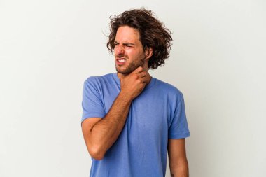 Beyaz arka planda izole edilmiş genç beyaz bir adam kafasının arkasına dokunuyor, düşünüyor ve bir seçim yapıyor..